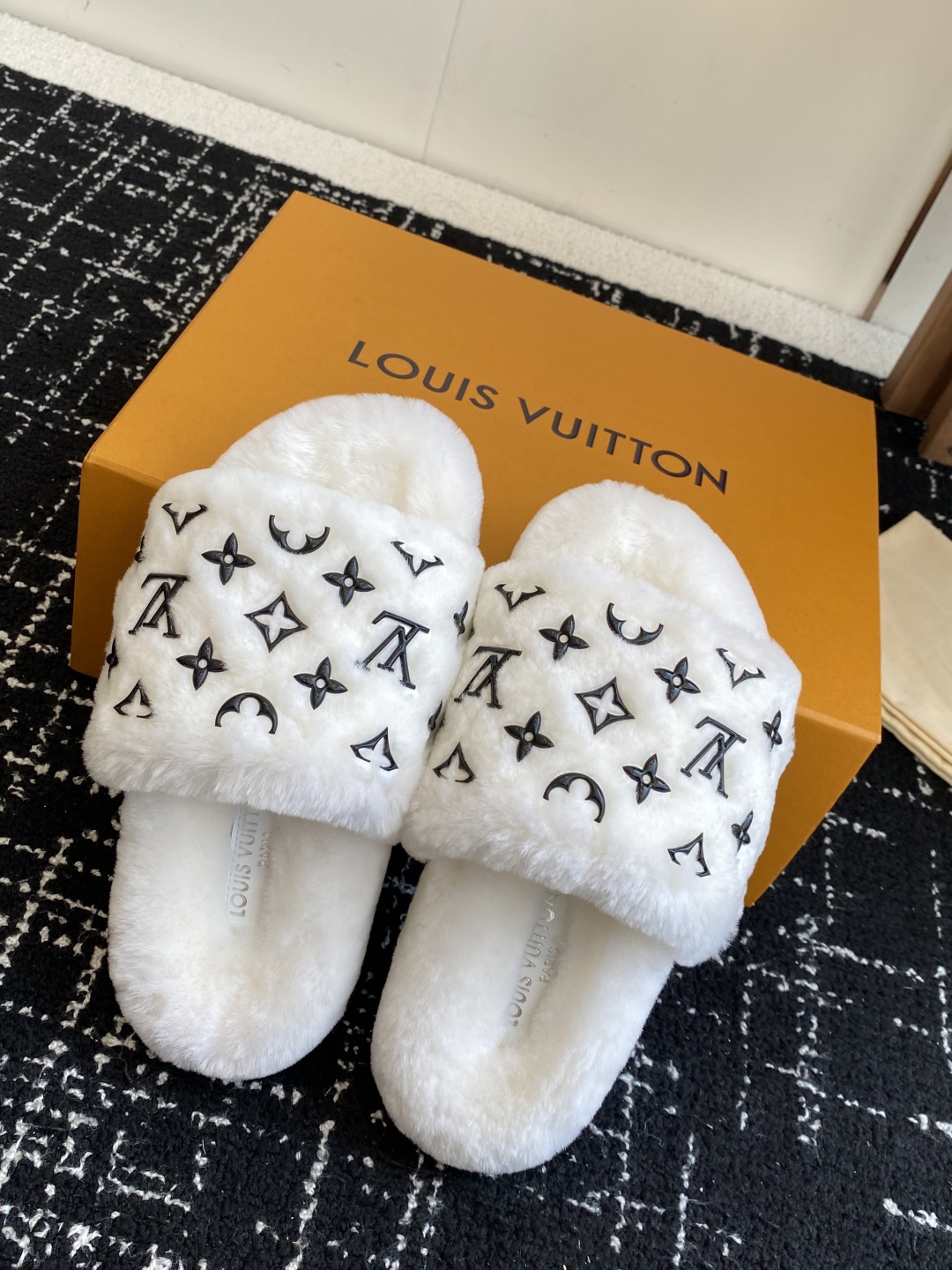 代购级
louis vuitton ss 25new arrival～ L家 25秋冬平底羊毛拖鞋新品
