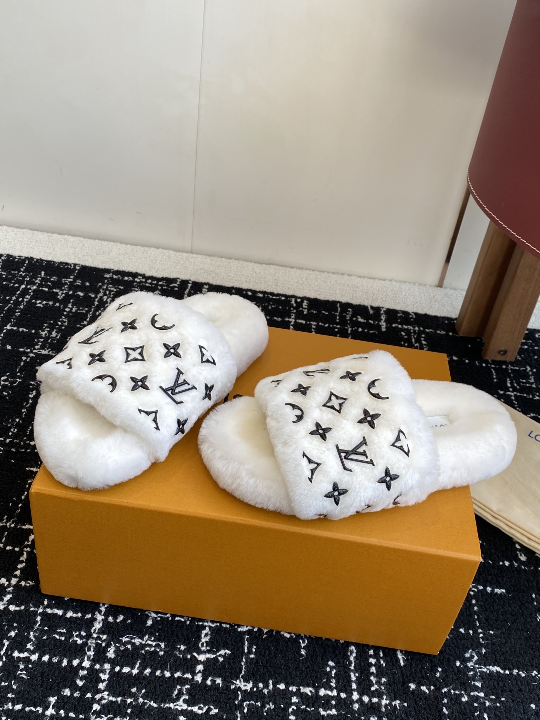 代购级
louis vuitton ss 25new arrival～ L家 25秋冬平底羊毛拖鞋新品
