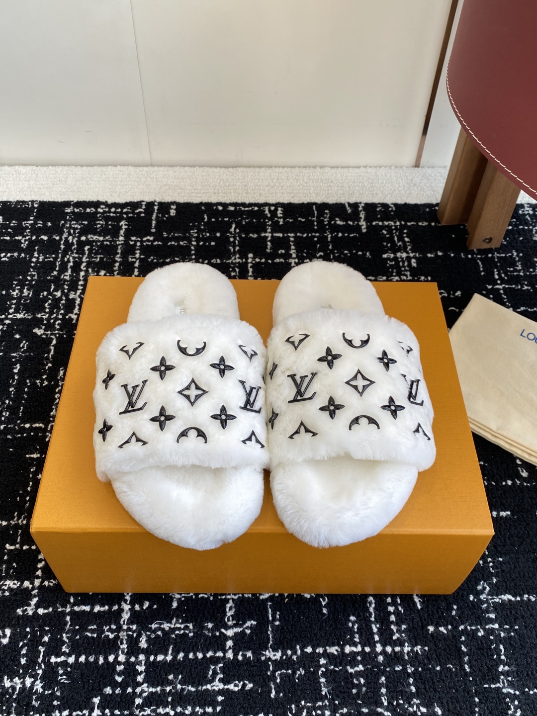 代购级
louis vuitton ss 25new arrival～ L家 25秋冬平底羊毛拖鞋新品
