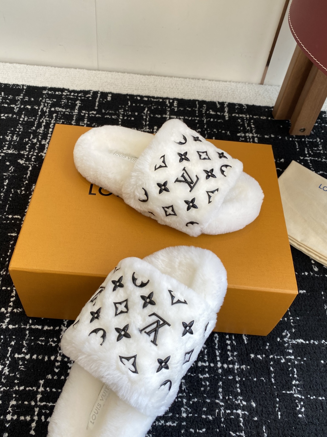 代购级
louis vuitton ss 25new arrival～ L家 25秋冬平底羊毛拖鞋新品
