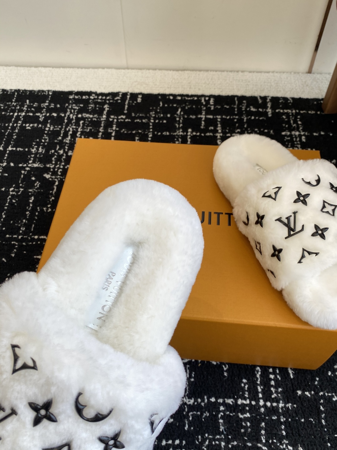 代购级
louis vuitton ss 25new arrival～ L家 25秋冬平底羊毛拖鞋新品
