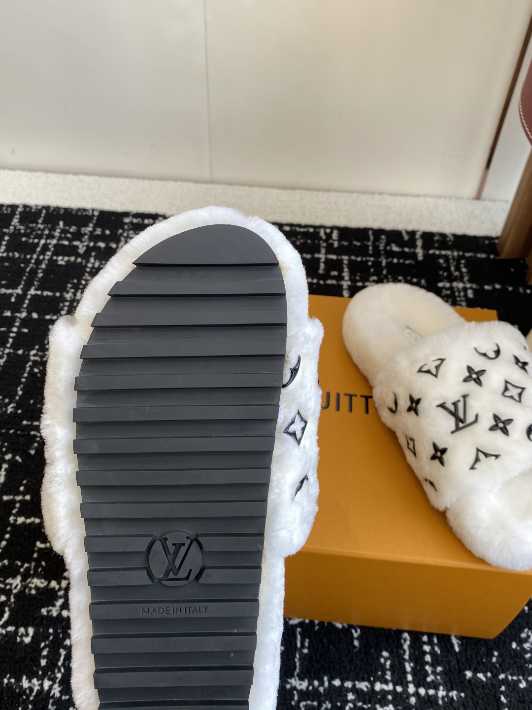 代购级
louis vuitton ss 25new arrival～ L家 25秋冬平底羊毛拖鞋新品
