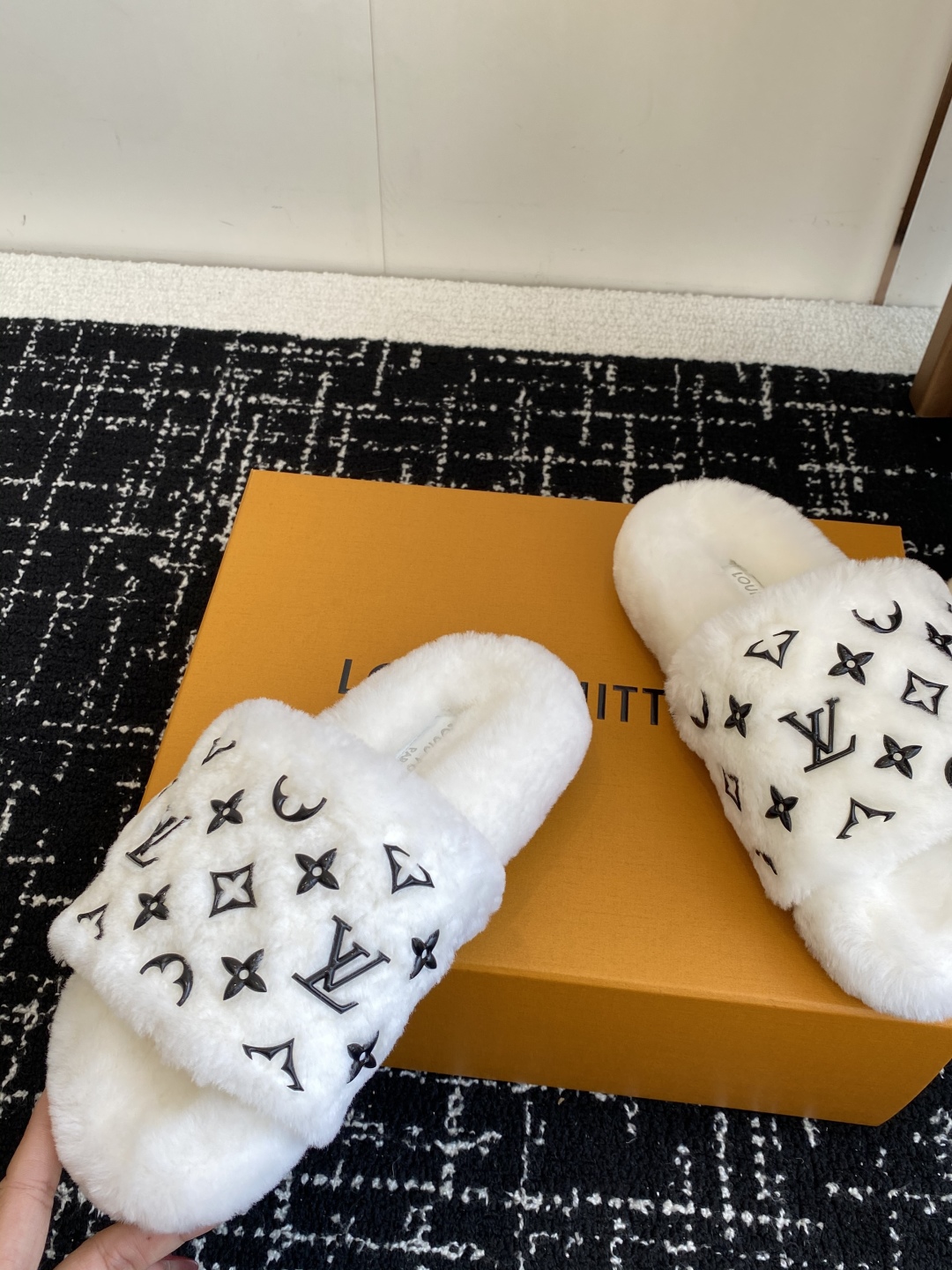 代购级
louis vuitton ss 25new arrival～ L家 25秋冬平底羊毛拖鞋新品
