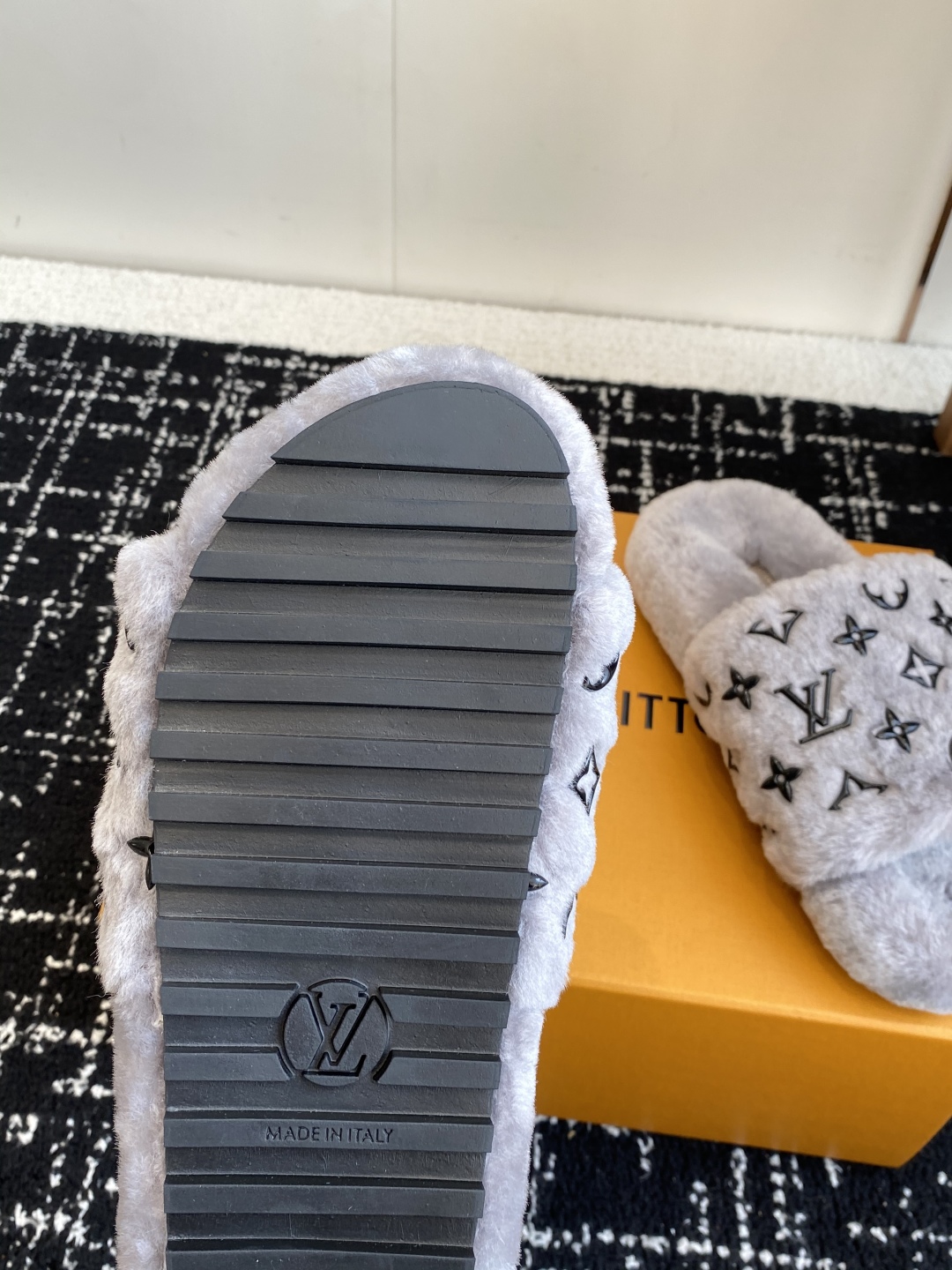 代购级
louis vuitton ss 25new arrival～ L家 25秋冬平底羊毛拖鞋新品
