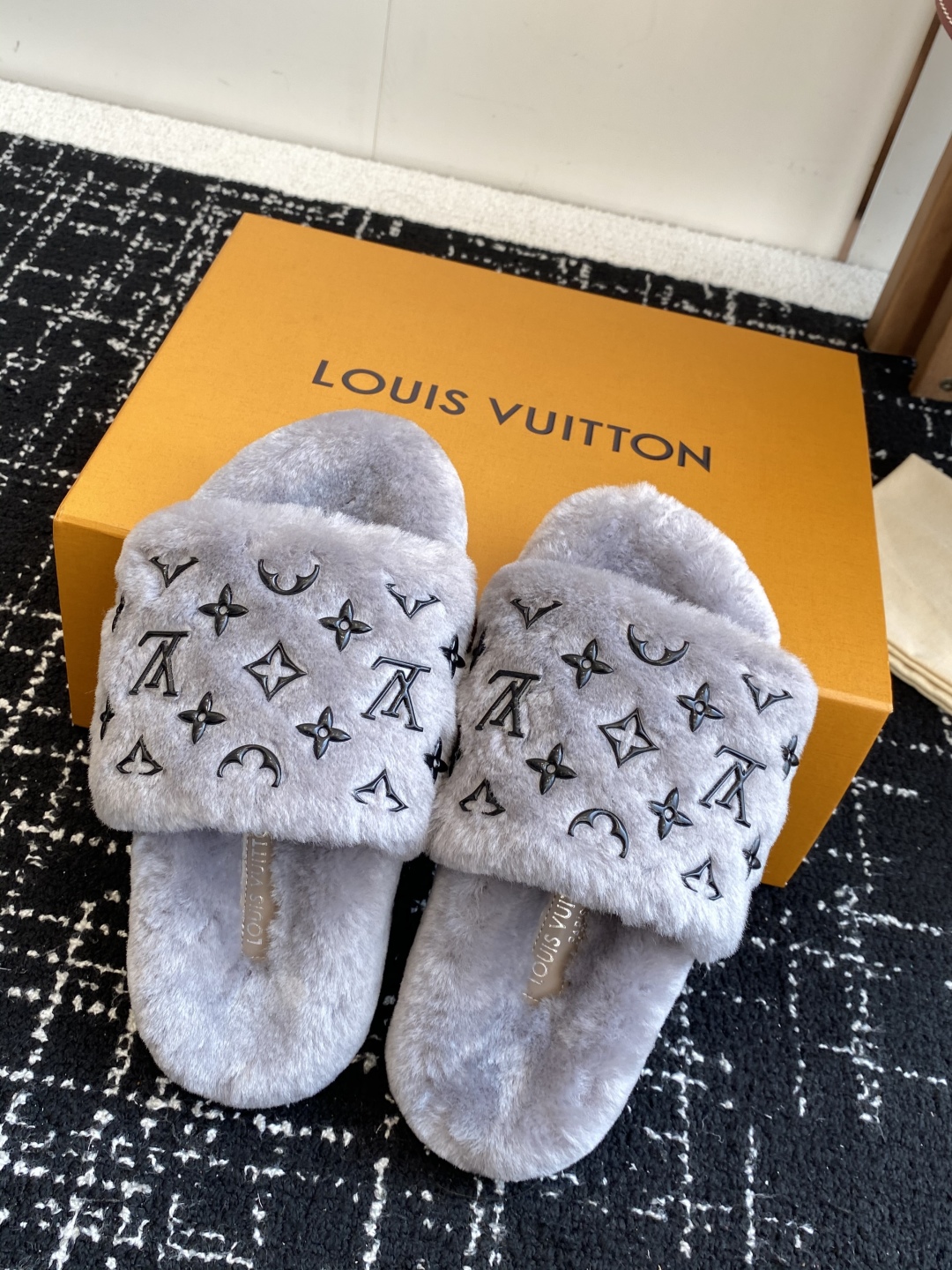 代购级
louis vuitton ss 25new arrival～ L家 25秋冬平底羊毛拖鞋新品
