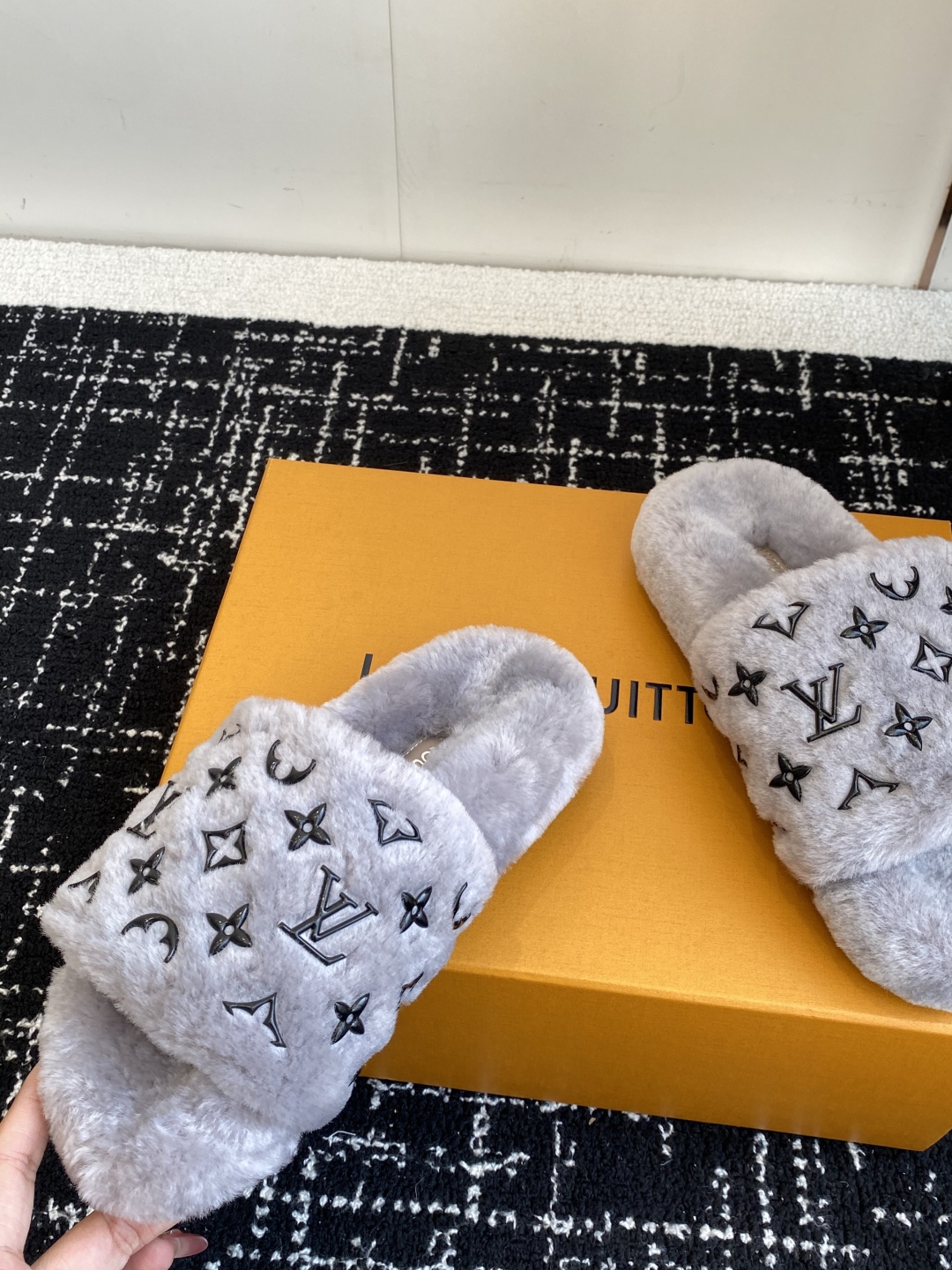 代购级
louis vuitton ss 25new arrival～ L家 25秋冬平底羊毛拖鞋新品

