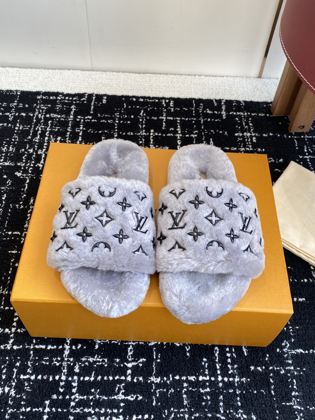 代购级
louis vuitton ss 25new arrival～ L家 25秋冬平底羊毛拖鞋新品
