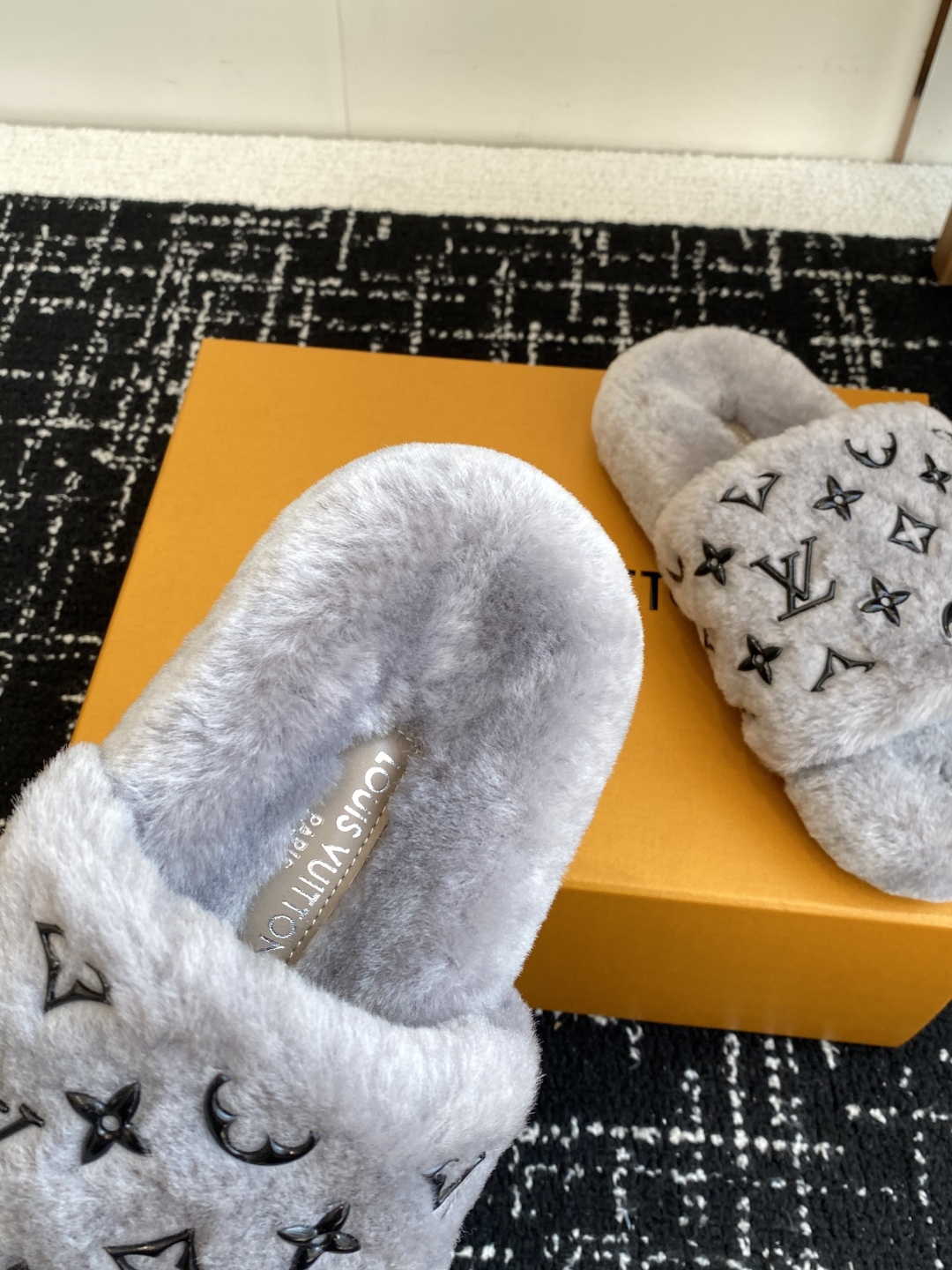 代购级
louis vuitton ss 25new arrival～ L家 25秋冬平底羊毛拖鞋新品
