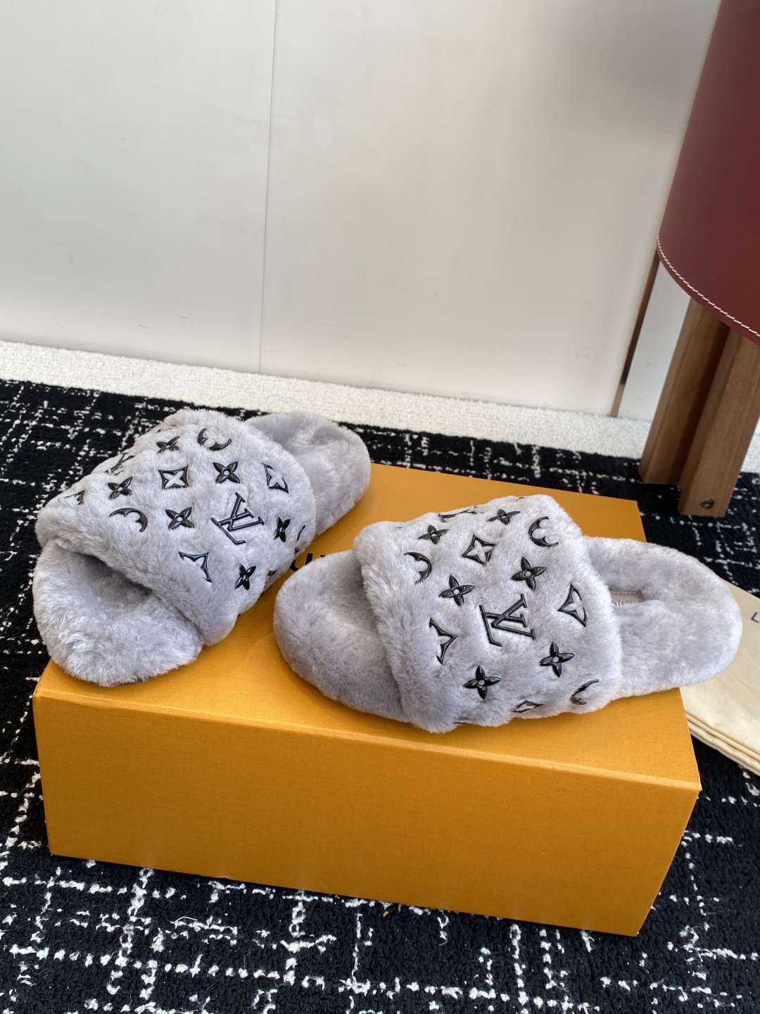 代购级
louis vuitton ss 25new arrival～ L家 25秋冬平底羊毛拖鞋新品
