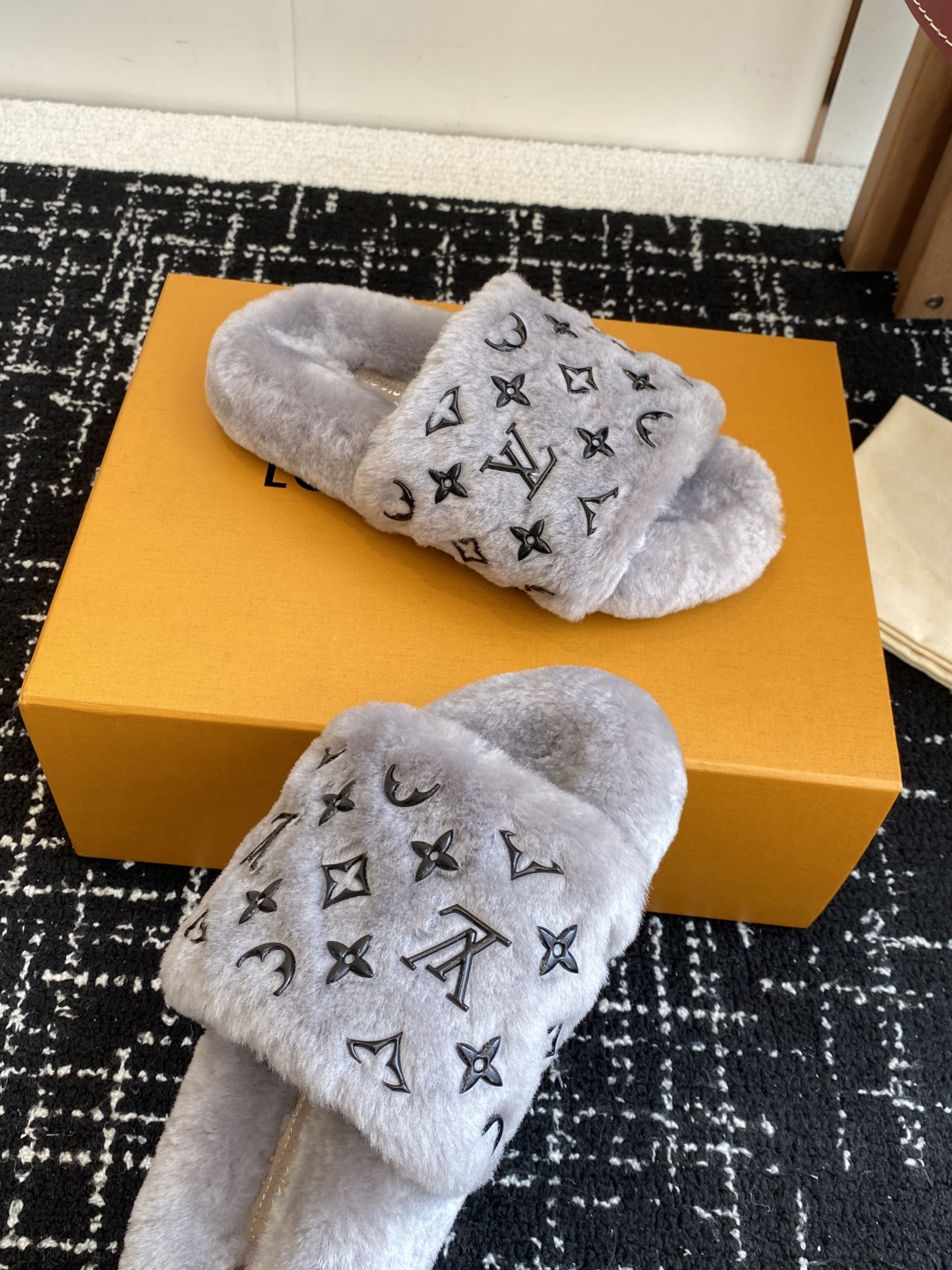 代购级
louis vuitton ss 25new arrival～ L家 25秋冬平底羊毛拖鞋新品

