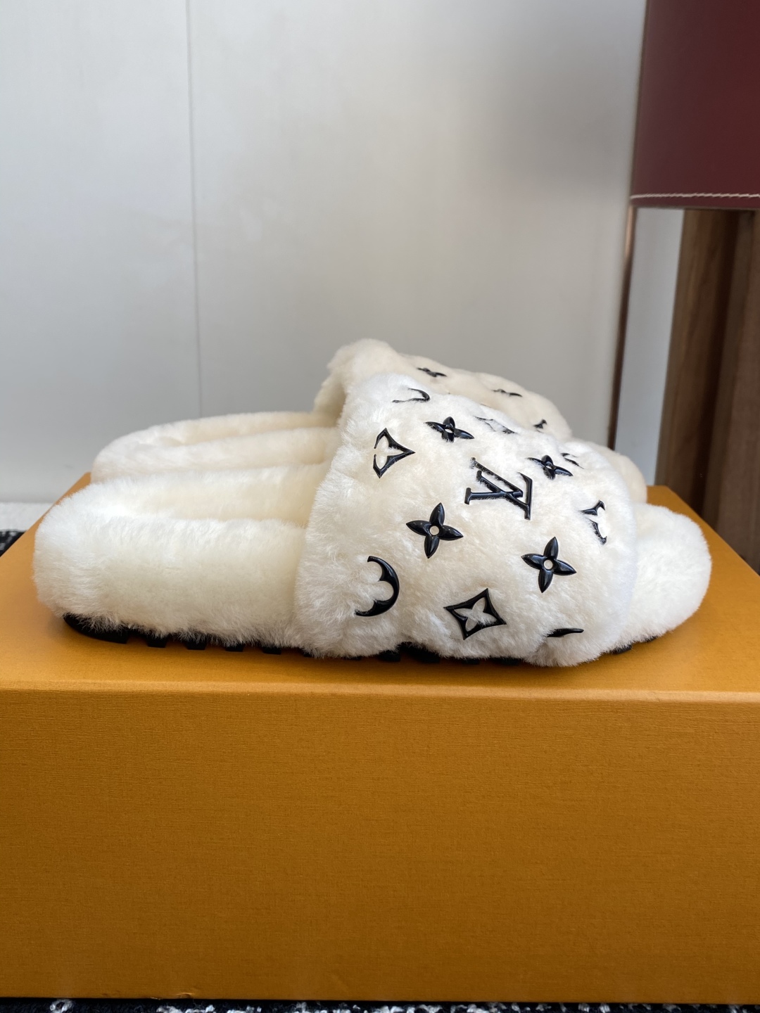 代购级
louis vuitton ss 25new arrival～ L家 25秋冬平底羊毛拖鞋新品
