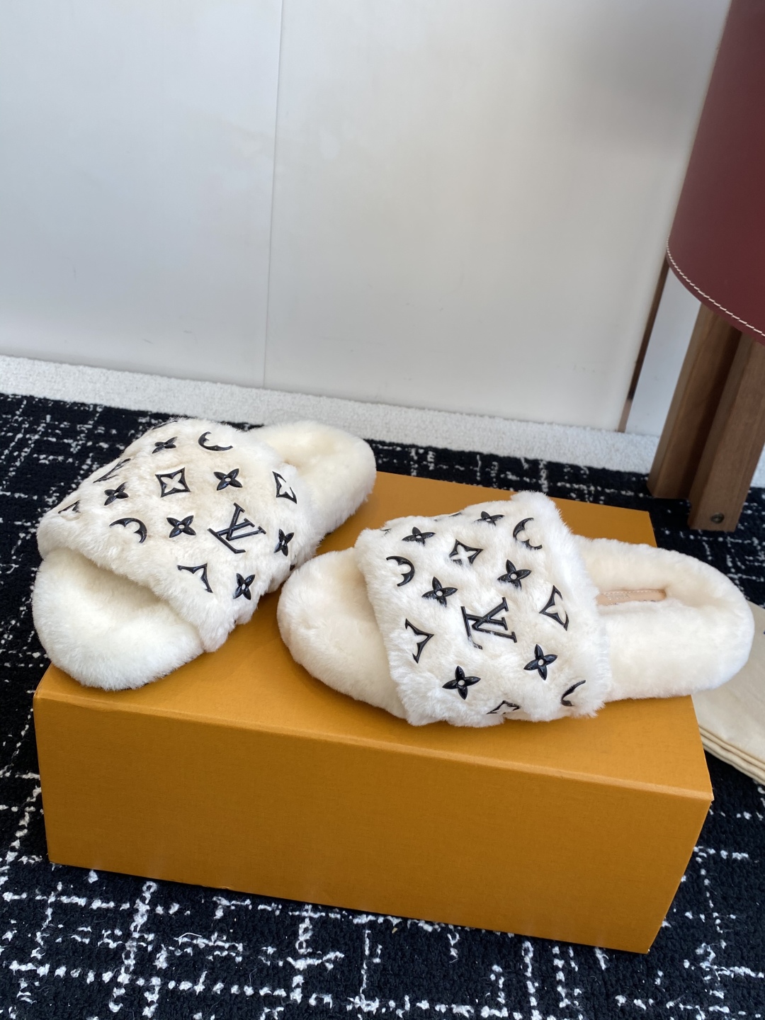 代购级
louis vuitton ss 25new arrival～ L家 25秋冬平底羊毛拖鞋新品
