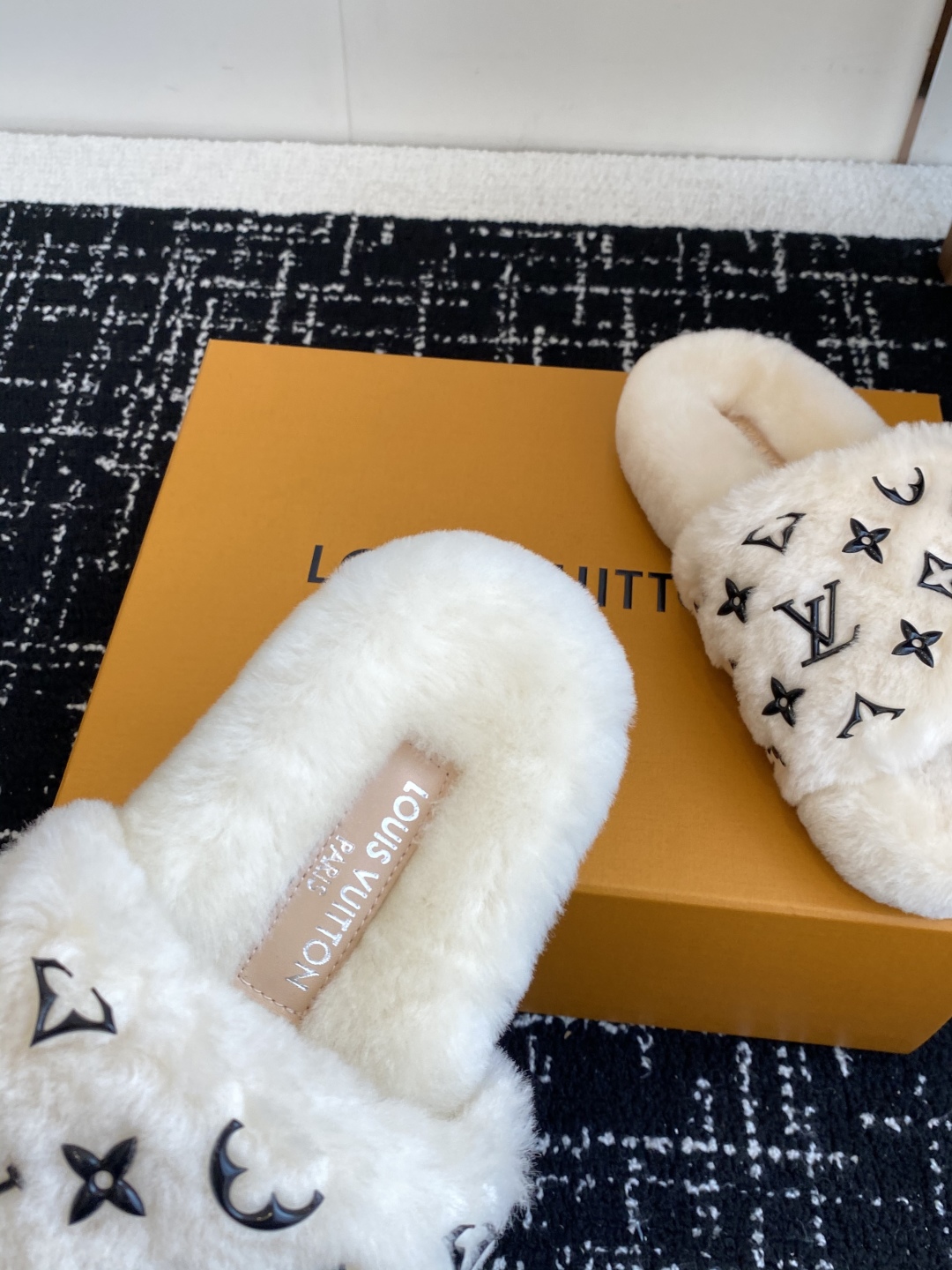 代购级
louis vuitton ss 25new arrival～ L家 25秋冬平底羊毛拖鞋新品
