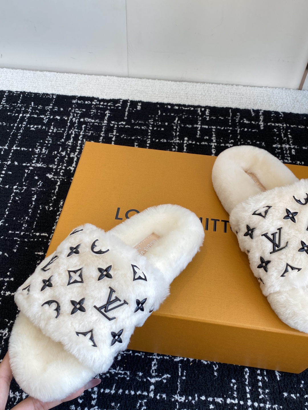 代购级
louis vuitton ss 25new arrival～ L家 25秋冬平底羊毛拖鞋新品
