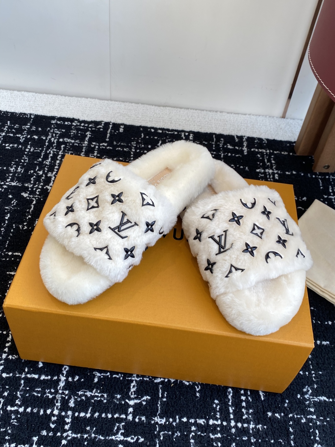 代购级
louis vuitton ss 25new arrival～ L家 25秋冬平底羊毛拖鞋新品
