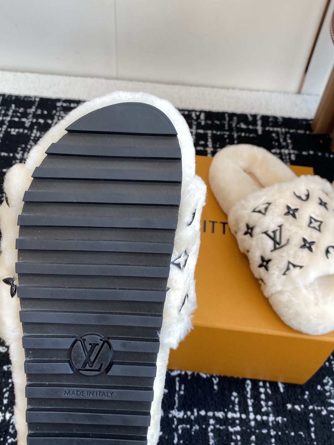 代购级
louis vuitton ss 25new arrival～ L家 25秋冬平底羊毛拖鞋新品
