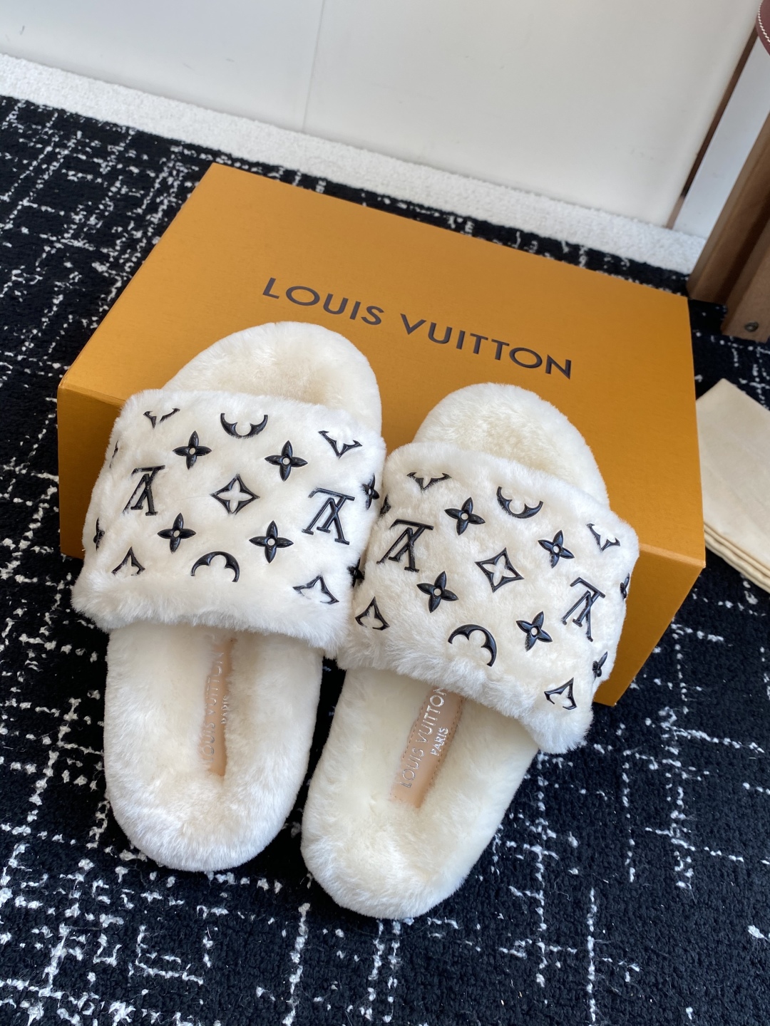 代购级
louis vuitton ss 25new arrival～ L家 25秋冬平底羊毛拖鞋新品

