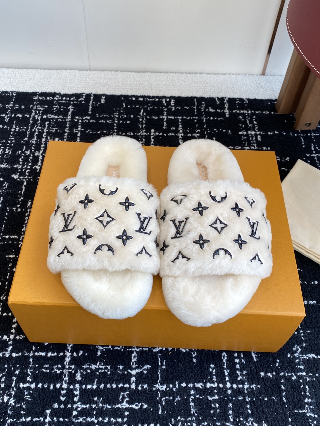 代购级
louis vuitton ss 25new arrival～ L家 25秋冬平底羊毛拖鞋新品
