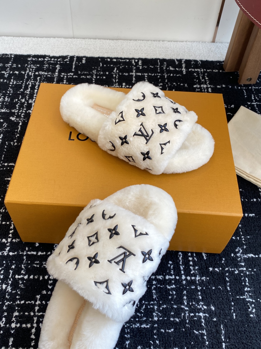 代购级
louis vuitton ss 25new arrival～ L家 25秋冬平底羊毛拖鞋新品
