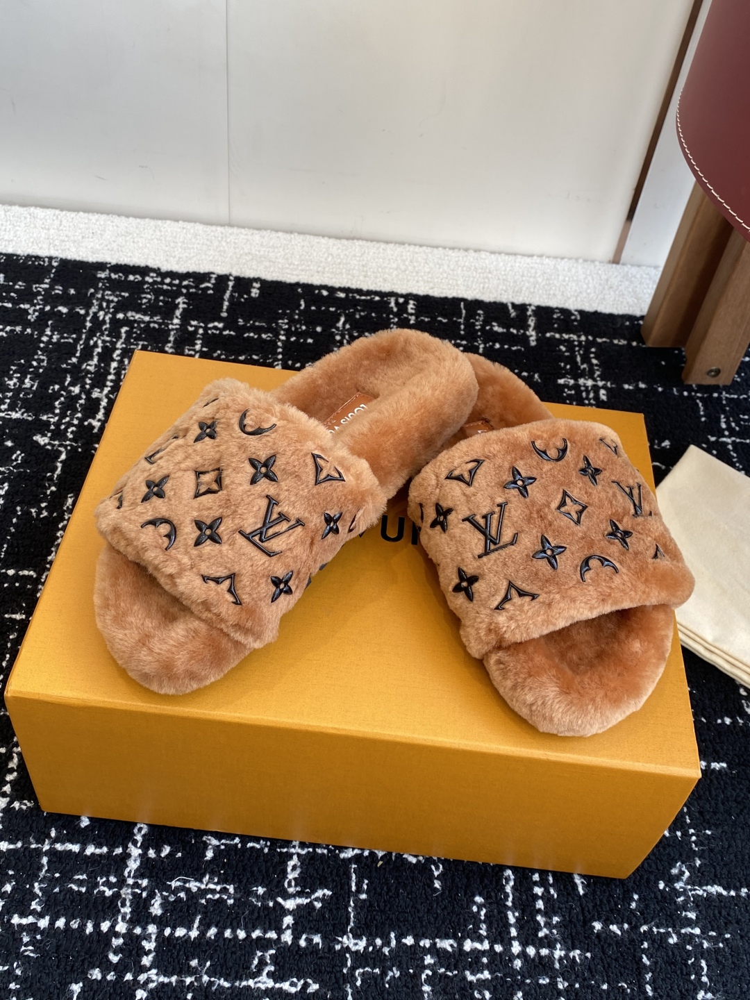 代购级
louis vuitton ss 25new arrival～ L家 25秋冬平底羊毛拖鞋新品
