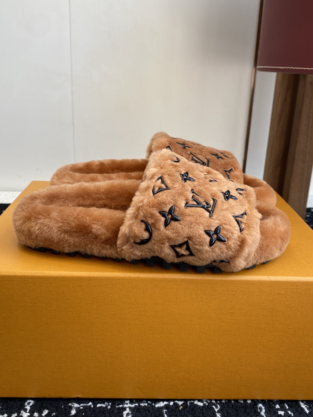 代购级
louis vuitton ss 25new arrival～ L家 25秋冬平底羊毛拖鞋新品
