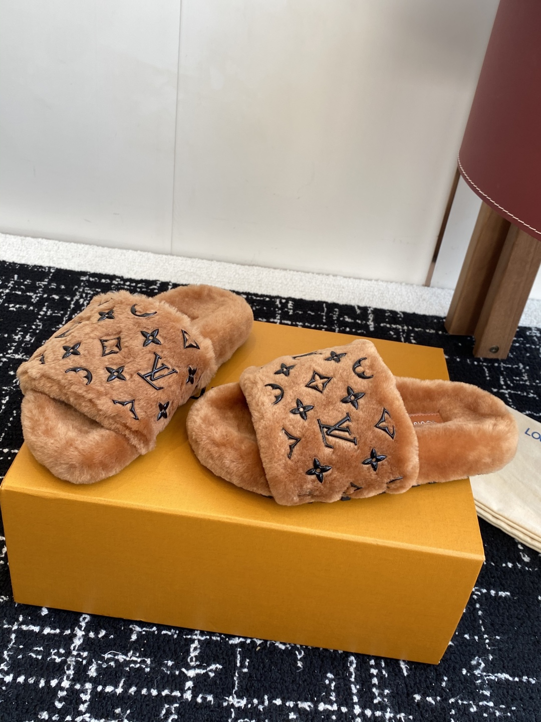 代购级
louis vuitton ss 25new arrival～ L家 25秋冬平底羊毛拖鞋新品
