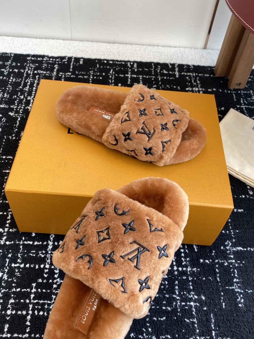 代购级
louis vuitton ss 25new arrival～ L家 25秋冬平底羊毛拖鞋新品

