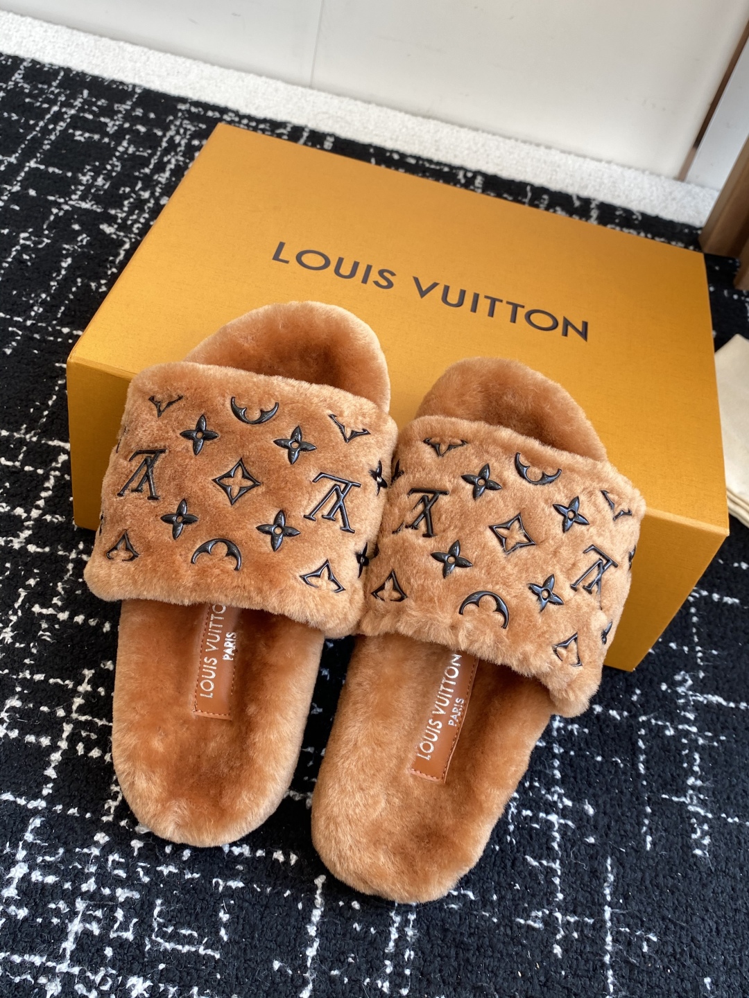 代购级
louis vuitton ss 25new arrival～ L家 25秋冬平底羊毛拖鞋新品
