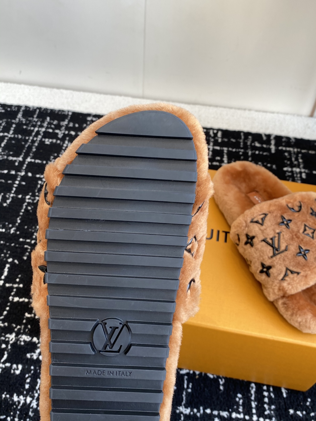 代购级
louis vuitton ss 25new arrival～ L家 25秋冬平底羊毛拖鞋新品

