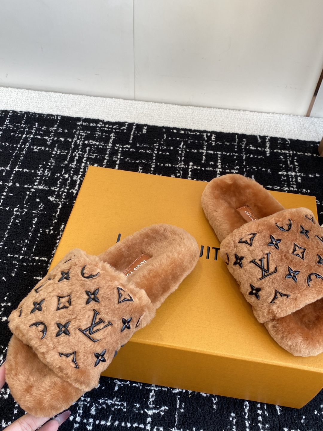 代购级
louis vuitton ss 25new arrival～ L家 25秋冬平底羊毛拖鞋新品
