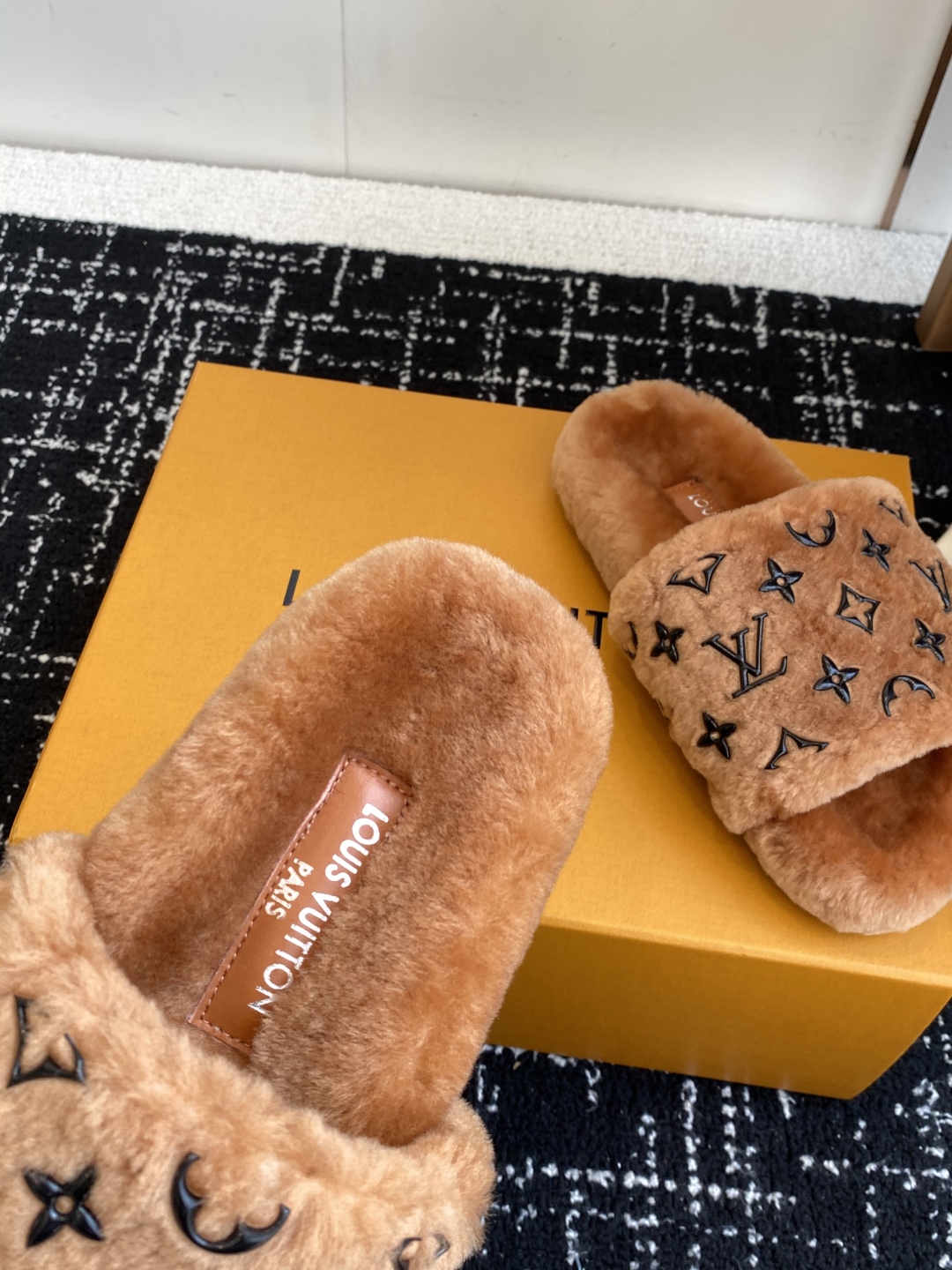 代购级
louis vuitton ss 25new arrival～ L家 25秋冬平底羊毛拖鞋新品
