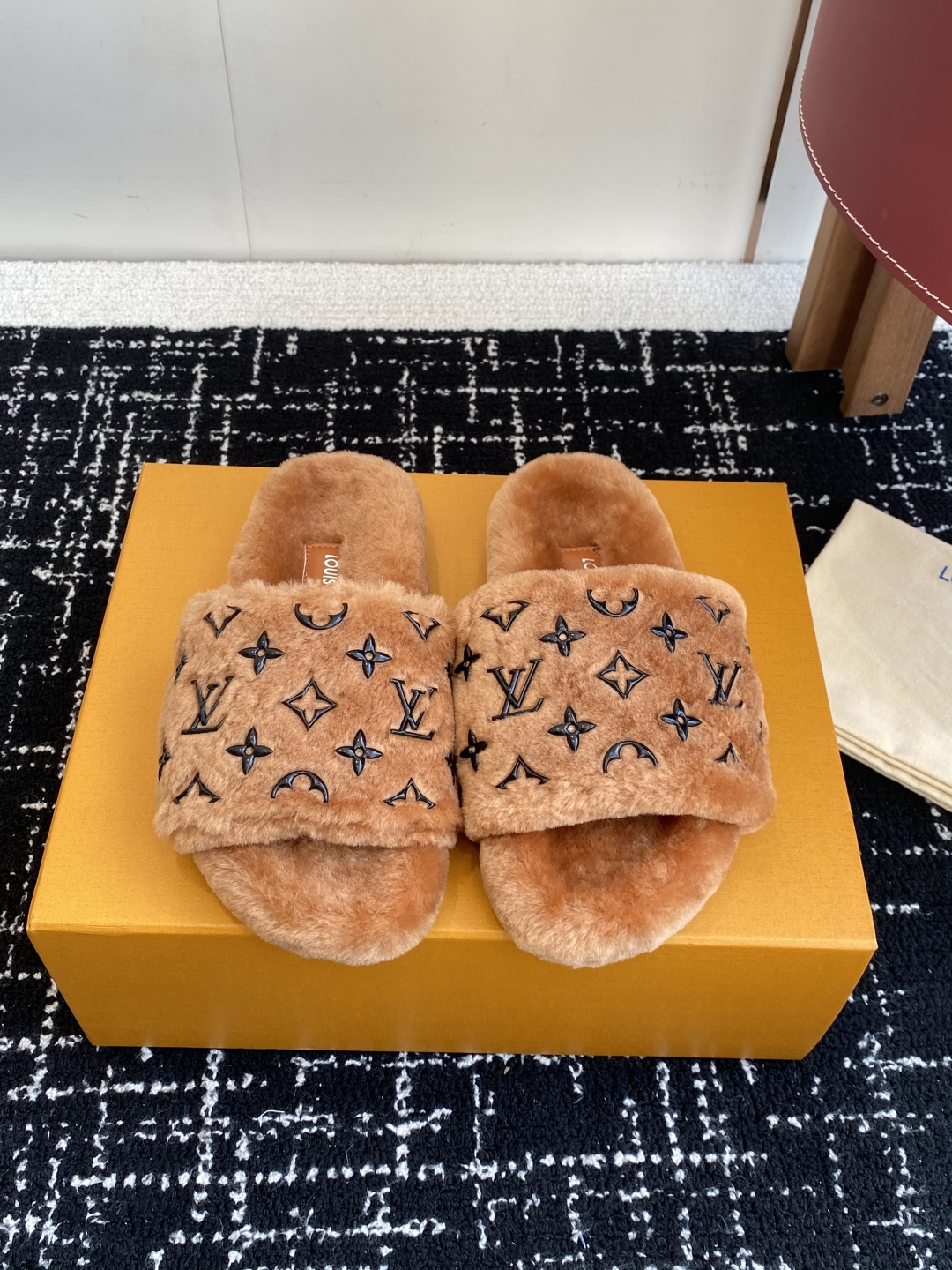 代购级
louis vuitton ss 25new arrival～ L家 25秋冬平底羊毛拖鞋新品

