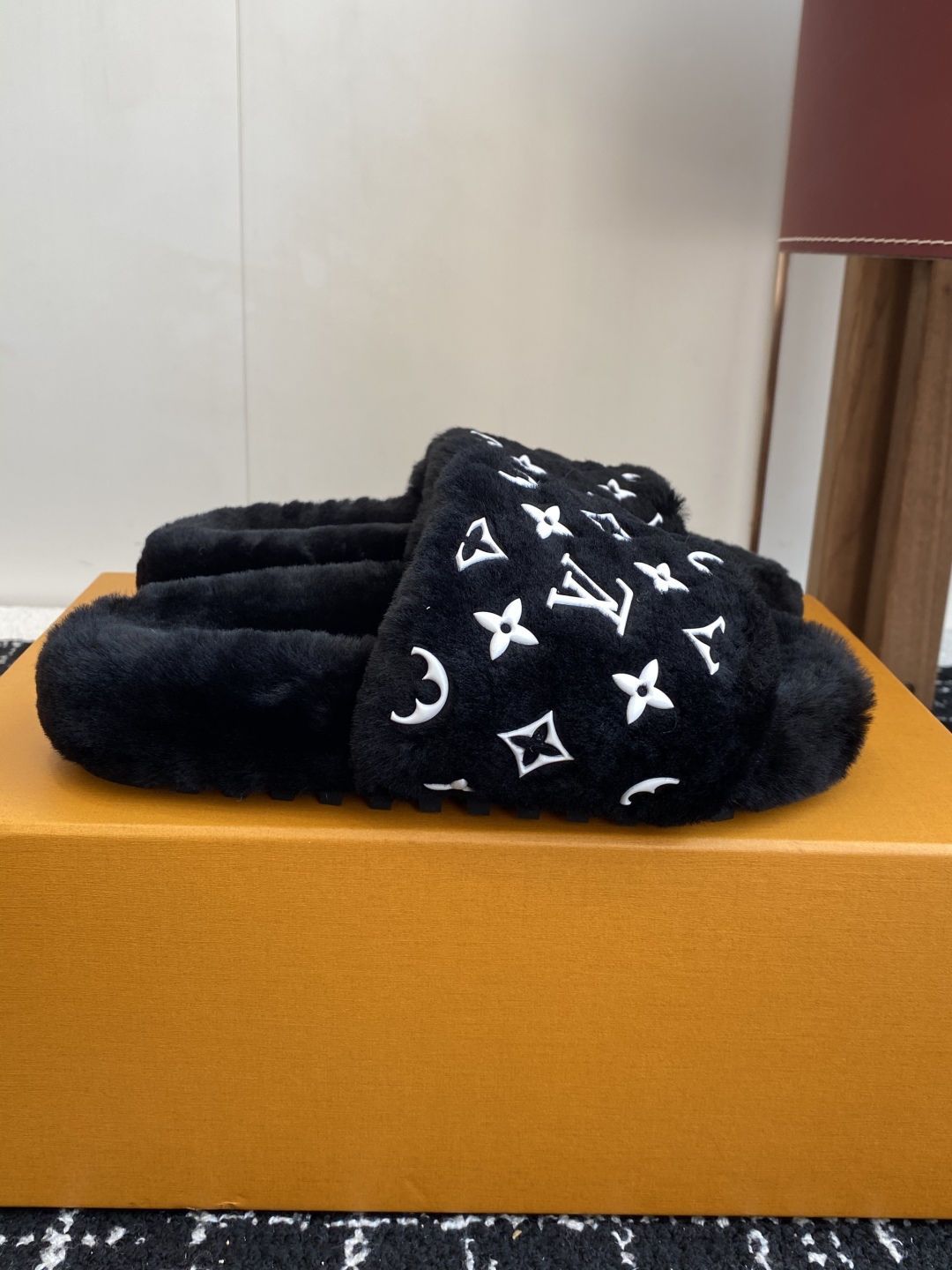 代购级
louis vuitton ss 25new arrival～ L家 25秋冬平底羊毛拖鞋新品
