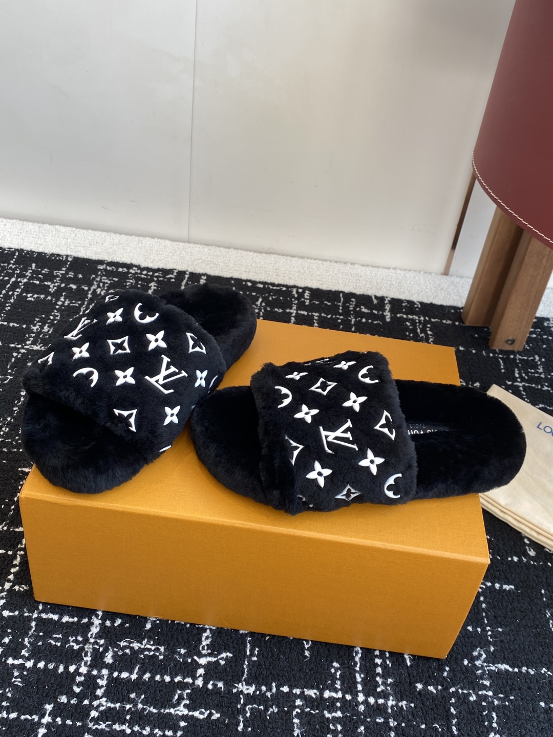 代购级
louis vuitton ss 25new arrival～ L家 25秋冬平底羊毛拖鞋新品
