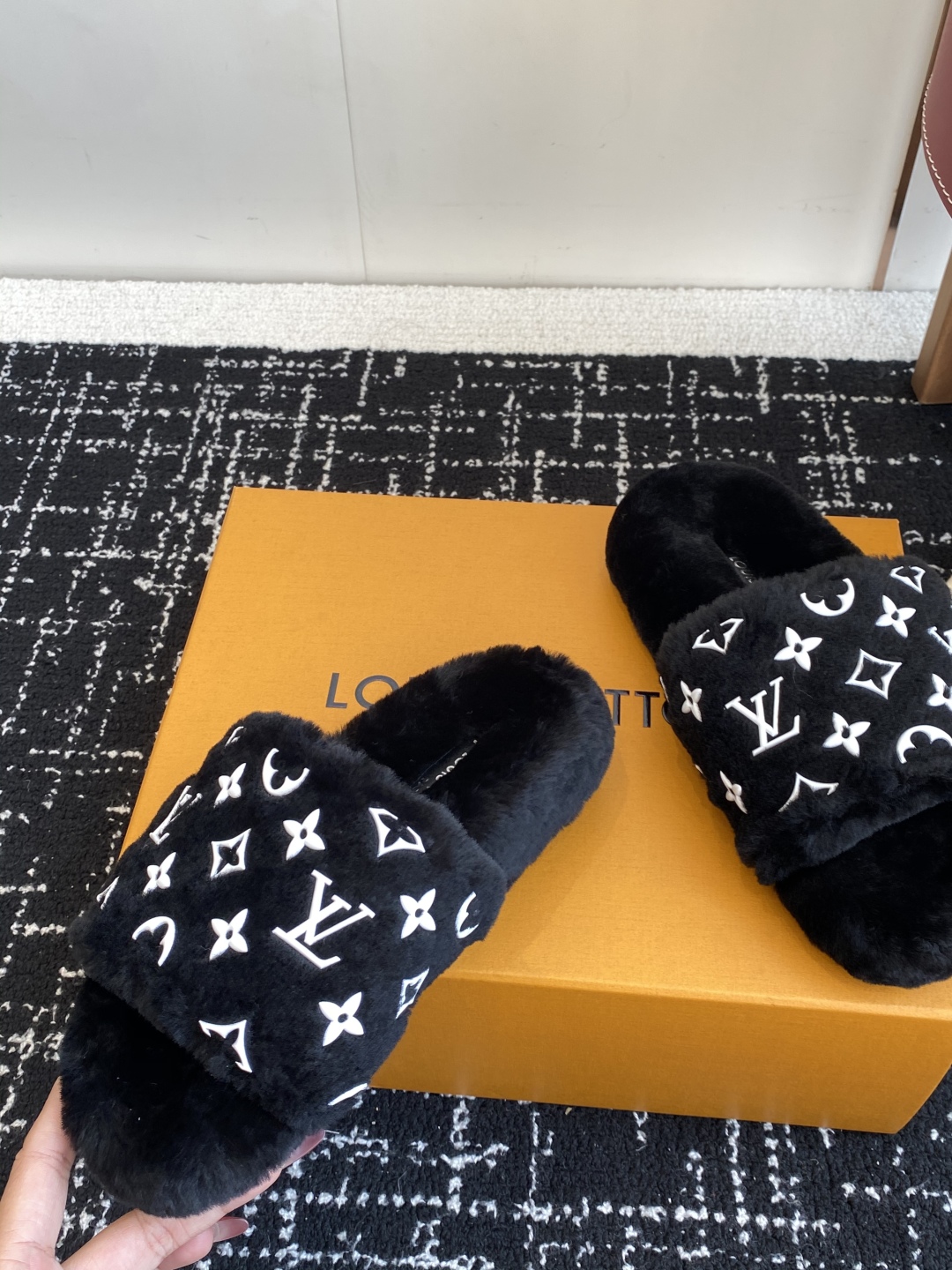 代购级
louis vuitton ss 25new arrival～ L家 25秋冬平底羊毛拖鞋新品
