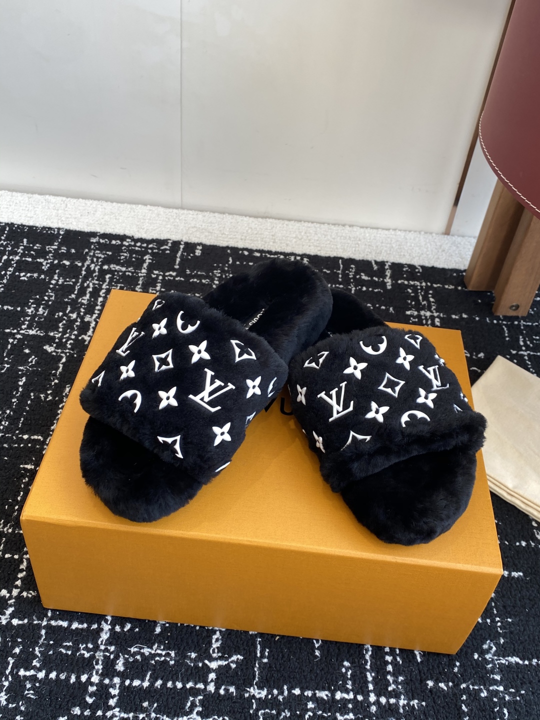代购级
louis vuitton ss 25new arrival～ L家 25秋冬平底羊毛拖鞋新品
