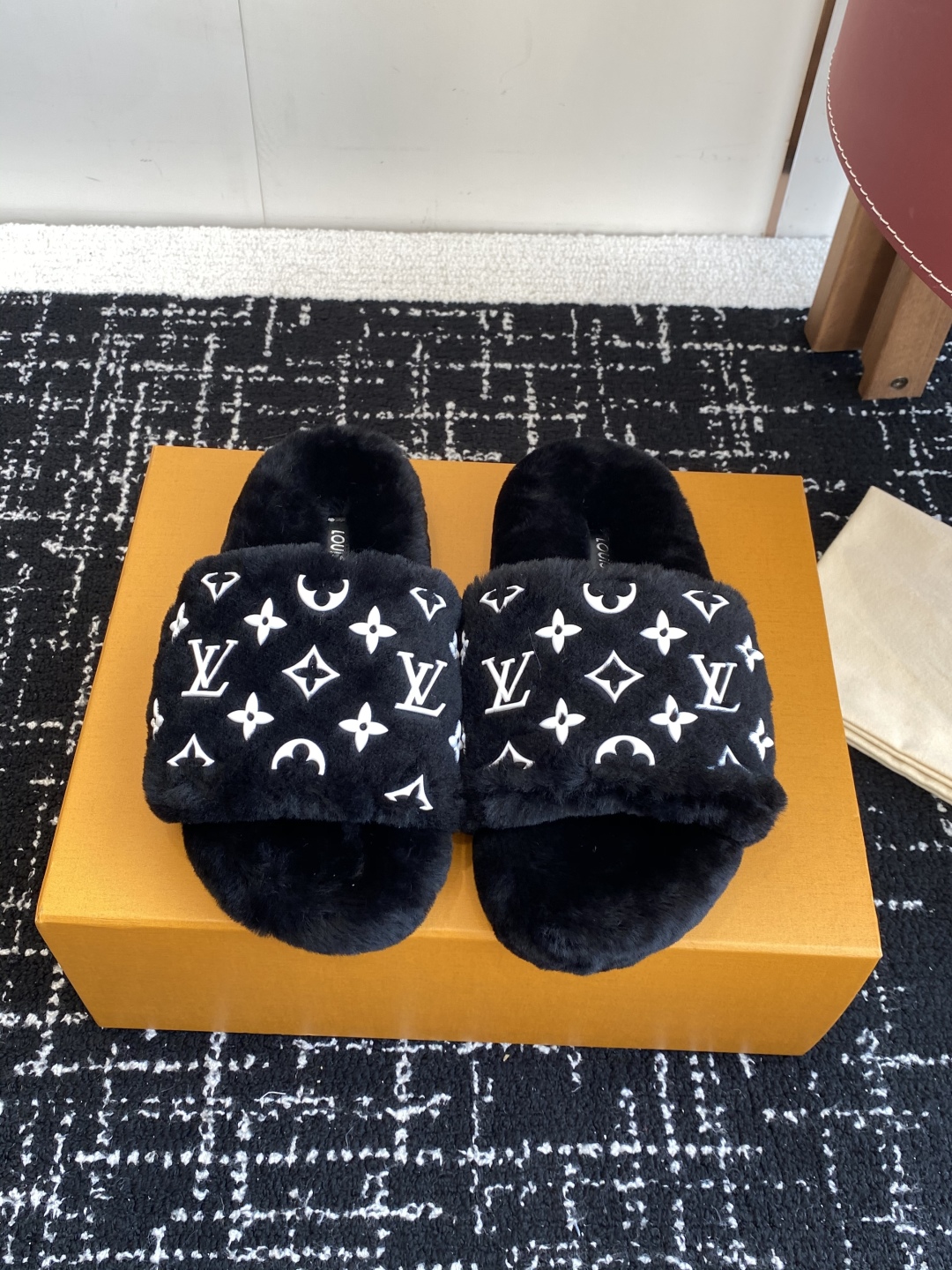 代购级
louis vuitton ss 25new arrival～ L家 25秋冬平底羊毛拖鞋新品
