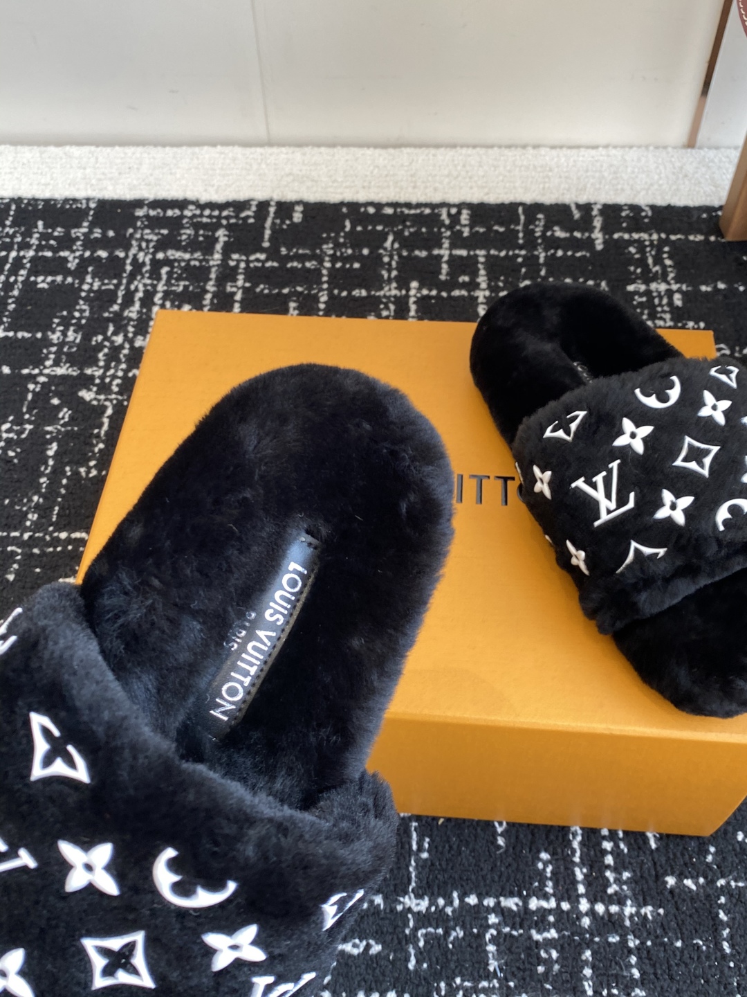 代购级
louis vuitton ss 25new arrival～ L家 25秋冬平底羊毛拖鞋新品
