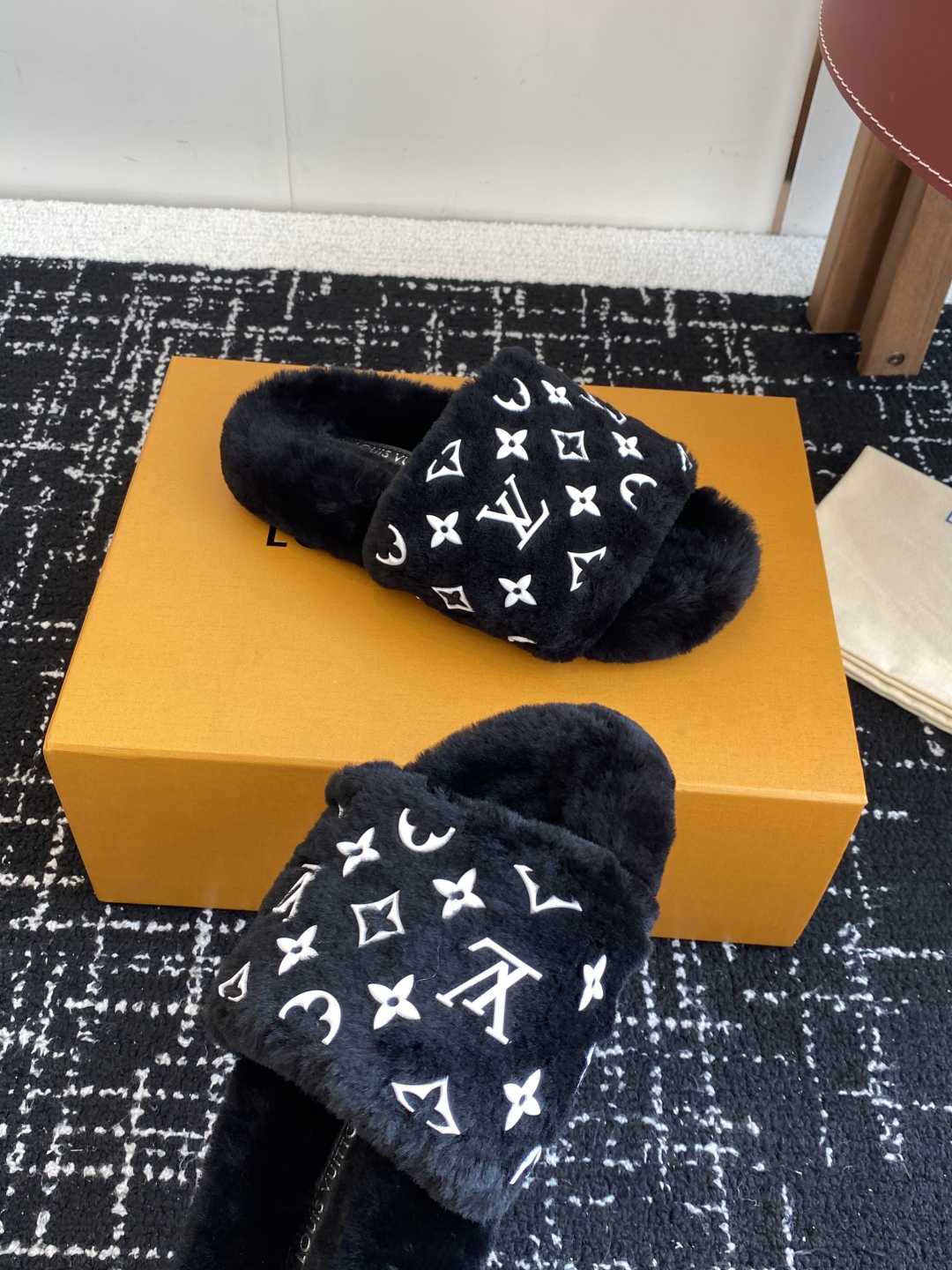 代购级
louis vuitton ss 25new arrival～ L家 25秋冬平底羊毛拖鞋新品
