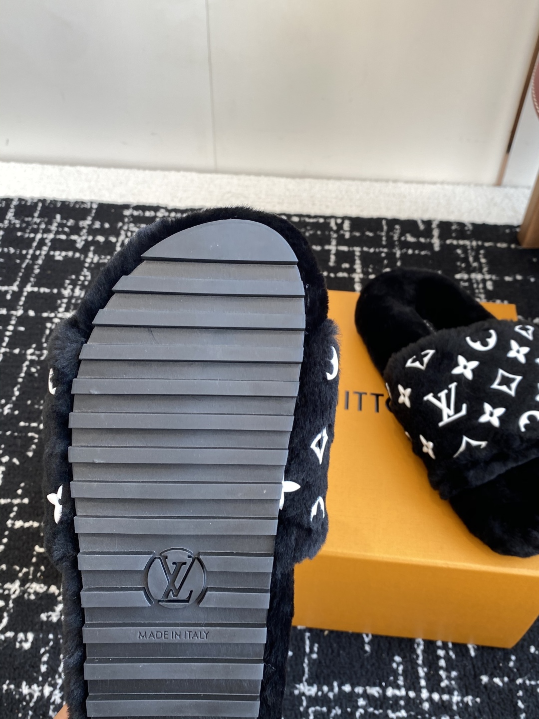 代购级
louis vuitton ss 25new arrival～ L家 25秋冬平底羊毛拖鞋新品
