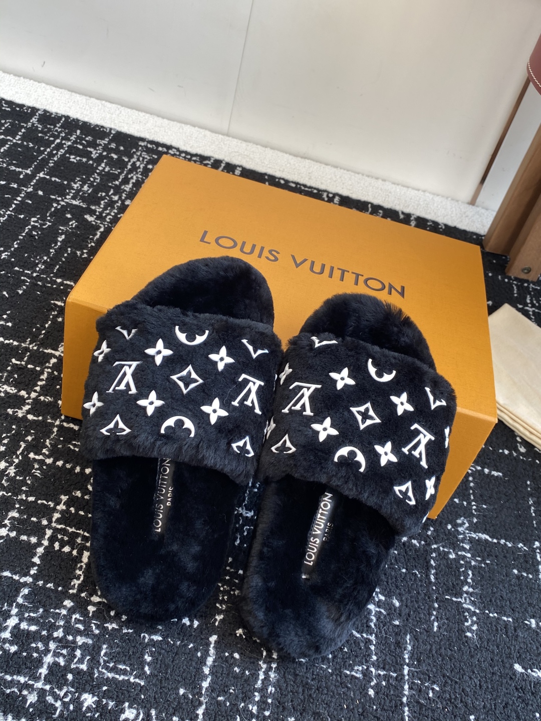 代购级
louis vuitton ss 25new arrival～ L家 25秋冬平底羊毛拖鞋新品
