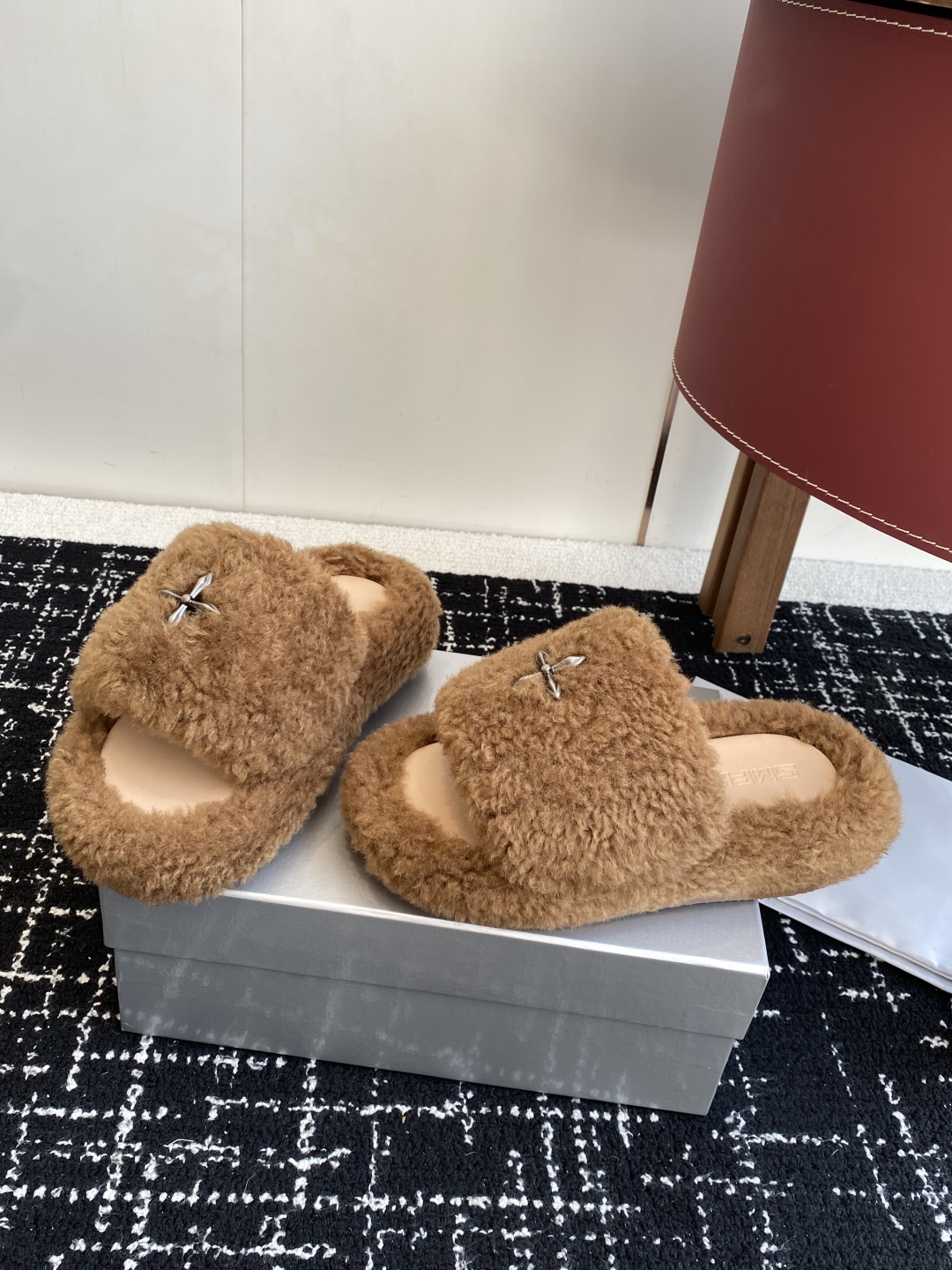 代购级
SMFK厚底面包拖鞋，超级火的一款面包拖，被种草得不行

各大网红博主都在穿它，巧妙纳入品牌元素