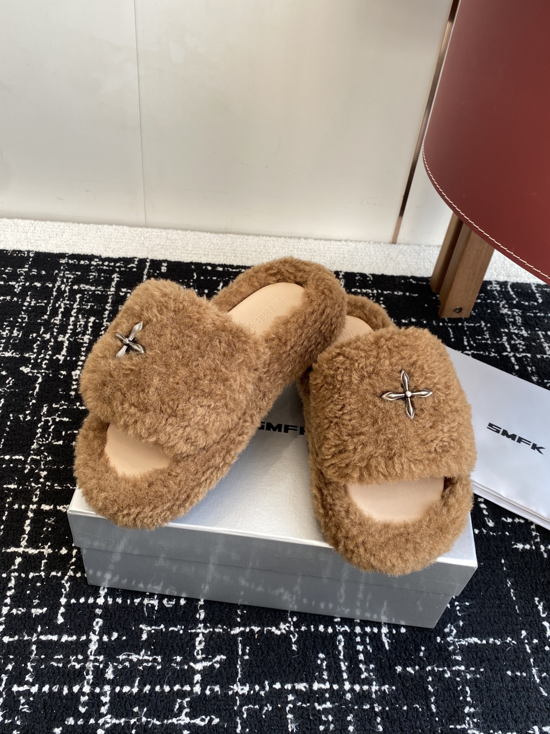 代购级
SMFK厚底面包拖鞋，超级火的一款面包拖，被种草得不行

各大网红博主都在穿它，巧妙纳入品牌元素