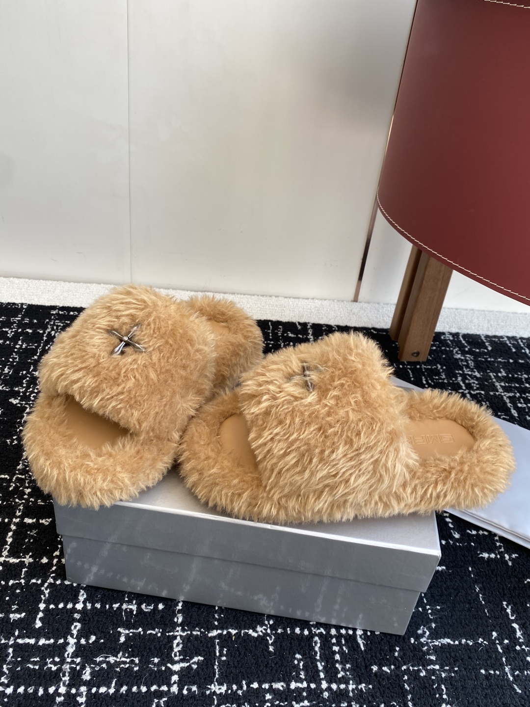 代购级
SMFK厚底面包拖鞋，超级火的一款面包拖，被种草得不行

各大网红博主都在穿它，巧妙纳入品牌元素