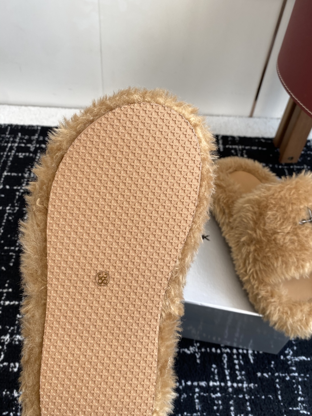 代购级
SMFK厚底面包拖鞋，超级火的一款面包拖，被种草得不行

各大网红博主都在穿它，巧妙纳入品牌元素