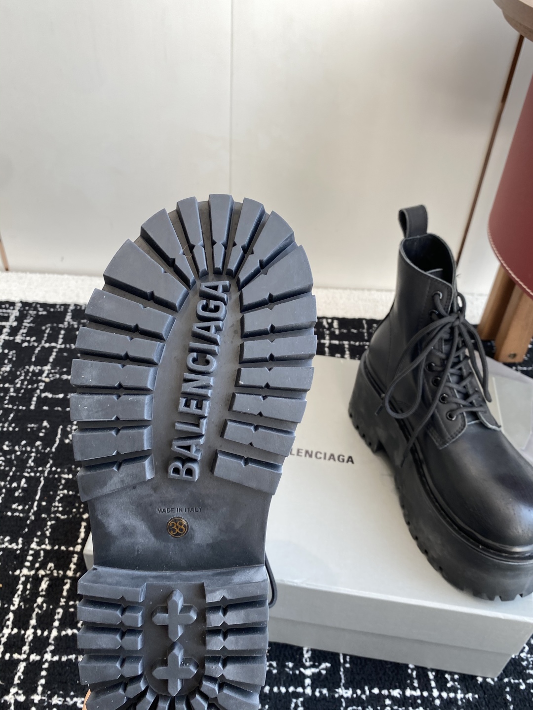 代购级
BALENCIAGA 巴黎世家 25ss 秋冬新款系带马丁靴

复古擦色做旧松糕厚底短靴！ 看着