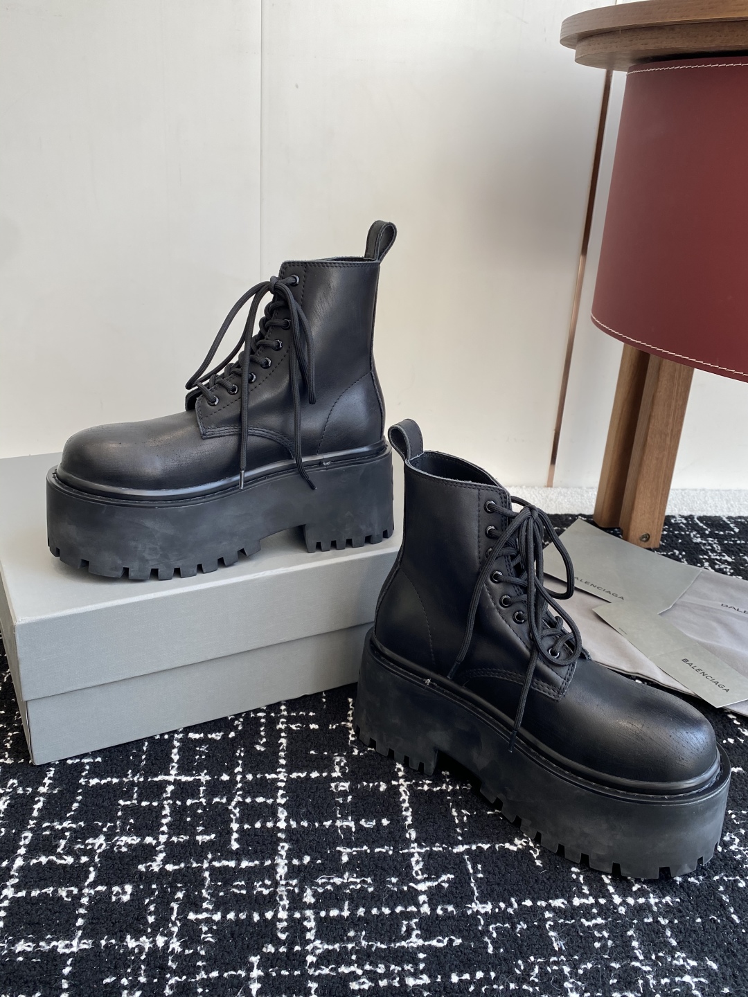 代购级
BALENCIAGA 巴黎世家 25ss 秋冬新款系带马丁靴

复古擦色做旧松糕厚底短靴！ 看着