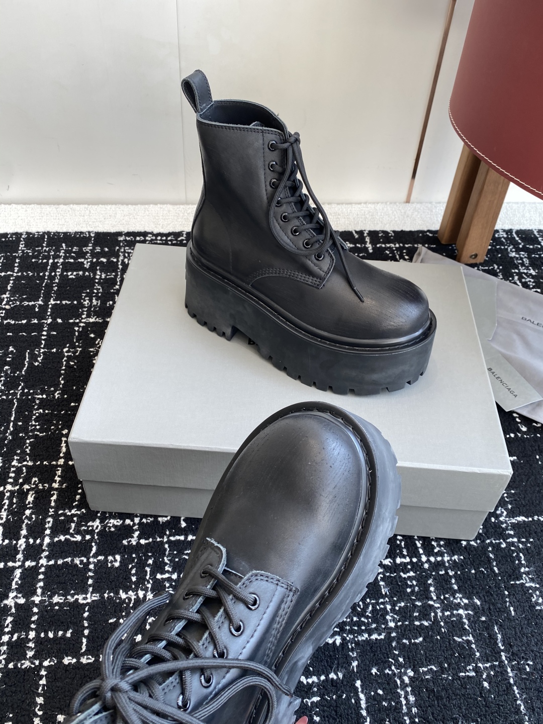 代购级
BALENCIAGA 巴黎世家 25ss 秋冬新款系带马丁靴

复古擦色做旧松糕厚底短靴！ 看着