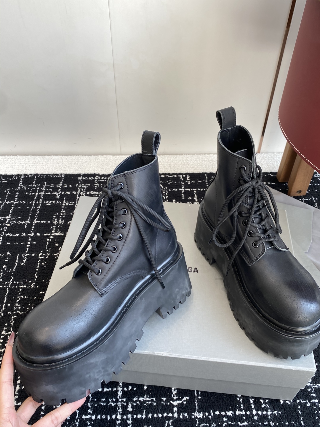 代购级
BALENCIAGA 巴黎世家 25ss 秋冬新款系带马丁靴

复古擦色做旧松糕厚底短靴！ 看着