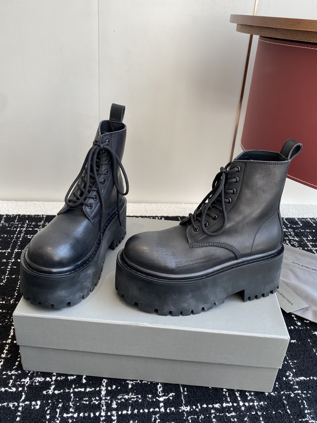代购级
BALENCIAGA 巴黎世家 25ss 秋冬新款系带马丁靴

复古擦色做旧松糕厚底短靴！ 看着